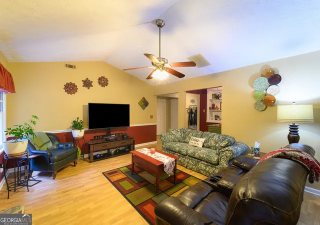 Photo 4 of Sale Pending at 25 Ashley Crk Dr, Newnan, GA 30263 | MLS# 10764834 | Listing updated on 2026-09-14