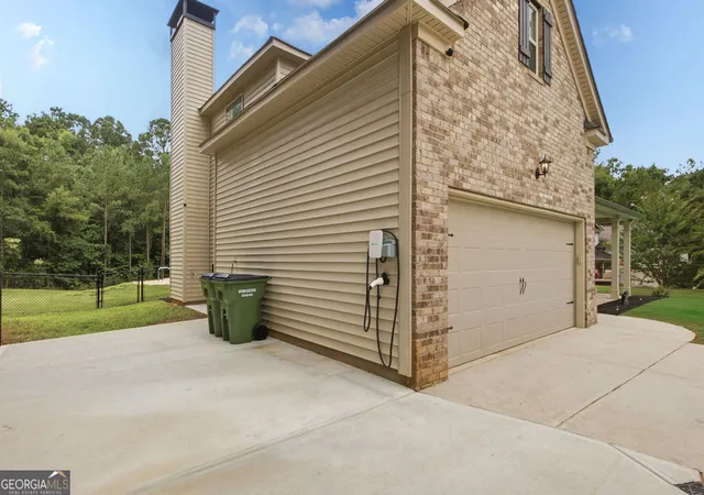 Photo 3 of Single family home for sale at 129 Waterford Dr, Jackson, GA 30233 | MLS# 10812181 | Listing updated on 2026-09-18