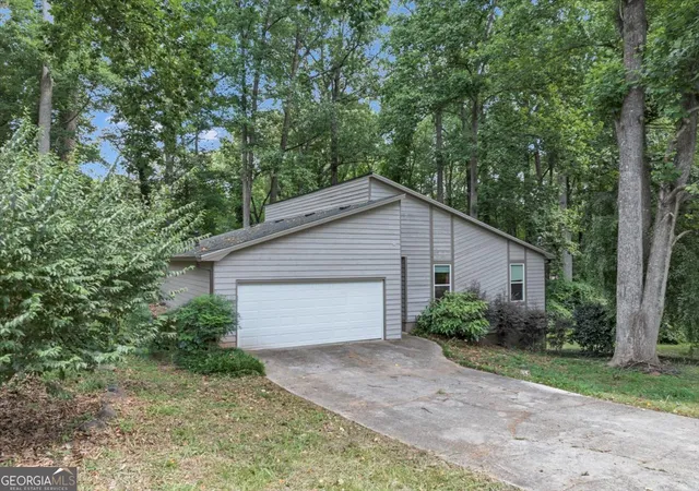 Photo 3 of Single family home for sale at 5065 Carole Pl, Stone Mountain, GA 30087 | MLS# 10802157 | Listing updated on 2026-08-22
