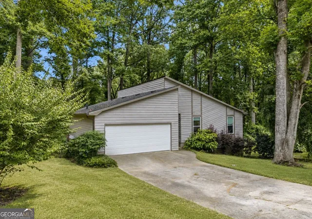 Photo 3 of Single family home for sale at 5065 Carole Pl, Stone Mountain, GA 30087 | MLS# 10802157 | Listing updated on 2026-08-22