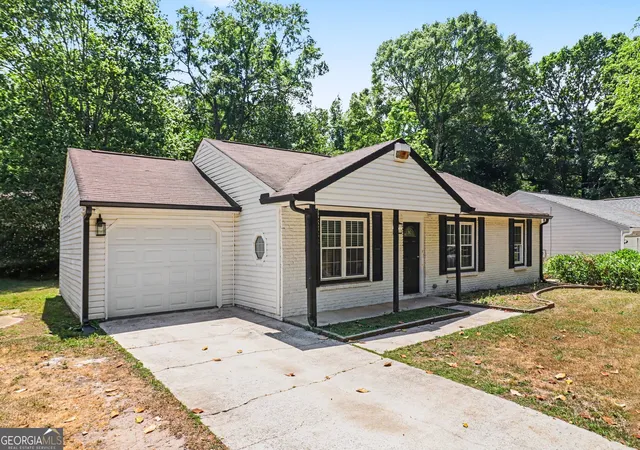 Photo 2 of Single family home for sale at 627 Towngate Blvd, Jonesboro, GA 30238 | MLS# 10755429 | Listing updated on 2026-07-31