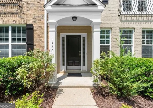 Photo 4 of Sale Pending at 11352 Musette Cir, Alpharetta, GA 30009 | MLS# 10815877 | Listing updated on 2026-08-24
