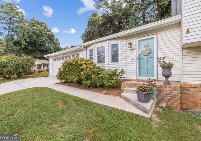 2nd image of 3266 Sw Alcazar Dr Sw, Lilburn, GA 30047 | MLS# 10822750