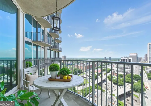 Photo 4 of Condo for sale at 400 W Peachtree St Nw #2713, Atlanta, GA 30308 | MLS# 10556848 | Listing updated on 2026-10-04