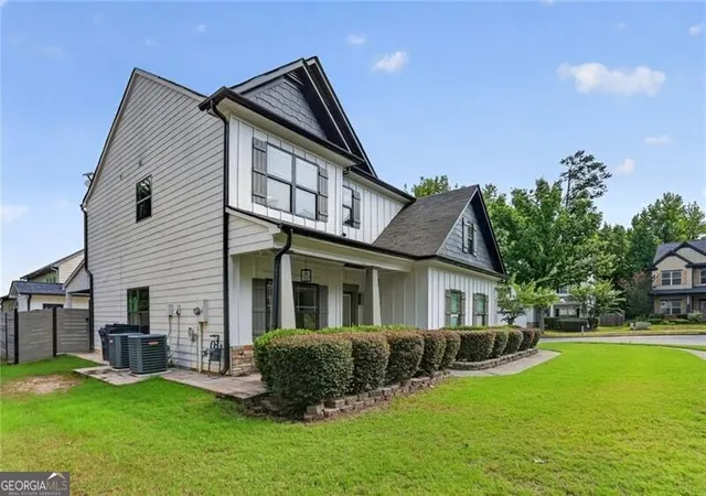 2nd image of 1666 Stoney Chase Dr, Lawrenceville, GA 30044 | MLS# 10804372