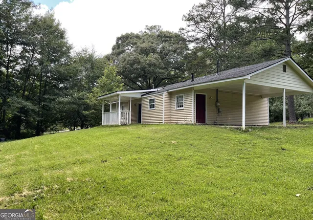Photo 3 of Sale Pending at 200 Glover Cir, Newnan, GA 30263 | MLS# 10814568 | Listing updated on 2026-08-11