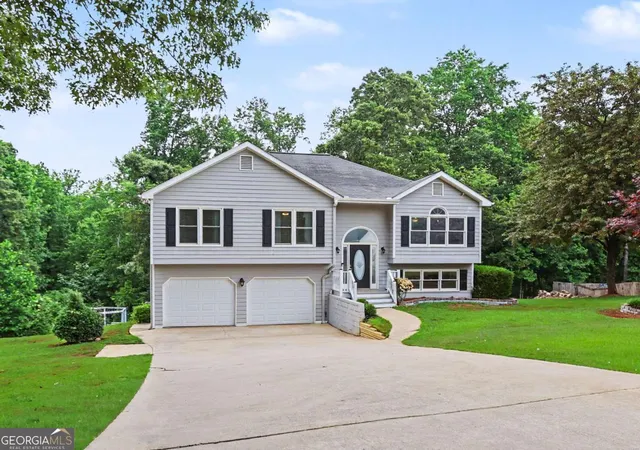 Photo 3 of Single family home for sale at 5643 Pipsissewa Dr, Flowery Branch, GA 30542 | MLS# 10821011 | Listing updated on 2026-09-03