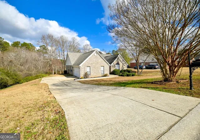 Photo 3 of Single family home for sale at 719 Overlook Dr, Winder, GA 30680 | MLS# 10827486 | Listing updated on 2026-10-05