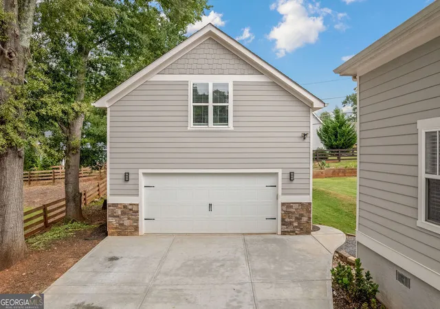 Photo 4 of Sale Pending at 27 E Hill St, Newnan, GA 30263 | MLS# 10836789 | Listing updated on 2026-09-18
