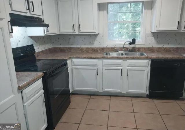 Photo 3 of Sale Pending at 15 Lakeview Ln, Stockbridge, GA 30281 | MLS# 10784134 | Listing updated on 2026-10-12