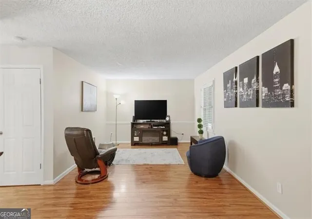 Listing Photo 4 - Condo for sale in building located at 225 Triumph Dr NW, Atlanta, GA 30327