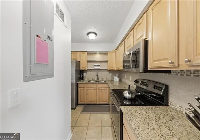 Listing Photo 5 - Condo for sale in building located at 225 Triumph Dr NW, Atlanta, GA 30327