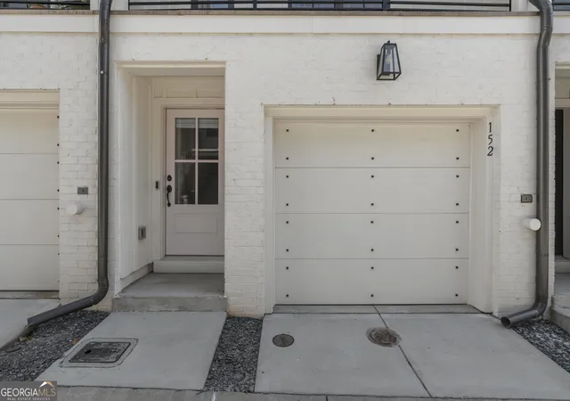 Photo 2 of Townhouse for sale at 152 Chestnut Cir, Atlanta, GA 30342 | MLS# 10718584 | Listing updated on 2026-10-08