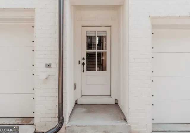 Photo 3 of Townhouse for sale at 152 Chestnut Cir, Atlanta, GA 30342 | MLS# 10718584 | Listing updated on 2026-10-08