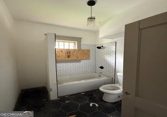 Photo 3 of Sale Pending at 1074 Arlington Ave SW, Atlanta, GA 30310 | MLS# 10789248 | Listing updated on 2026-09-11