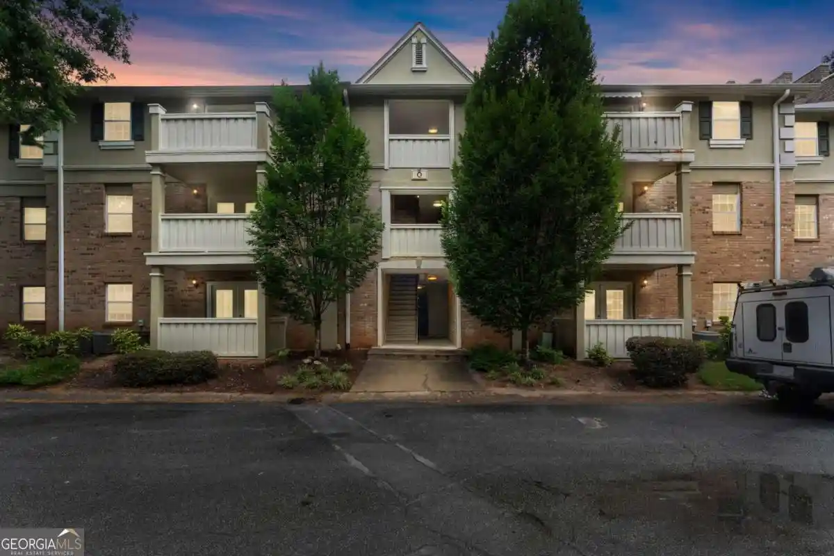 Listing Photo 2 - Condo for sale in 6900 Roswell Rd located at 6900 Roswell Rd, Sandy Springs, GA 30328 - Unit #Q17