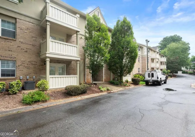 Listing Photo 3 - Condo for sale in building located at 6900 Roswell Rd, Sandy Springs, GA 30328 - Unit #Q17