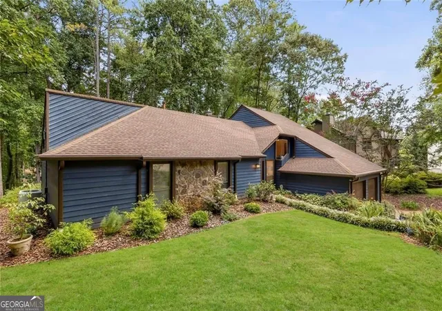 Photo 2 of Sale Pending at 1115 Lake Dr, Roswell, GA 30075 | MLS# 10829249 | Listing updated on 2026-08-31
