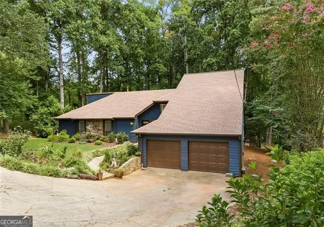 Photo 3 of Sale Pending at 1115 Lake Dr, Roswell, GA 30075 | MLS# 10829249 | Listing updated on 2026-08-31