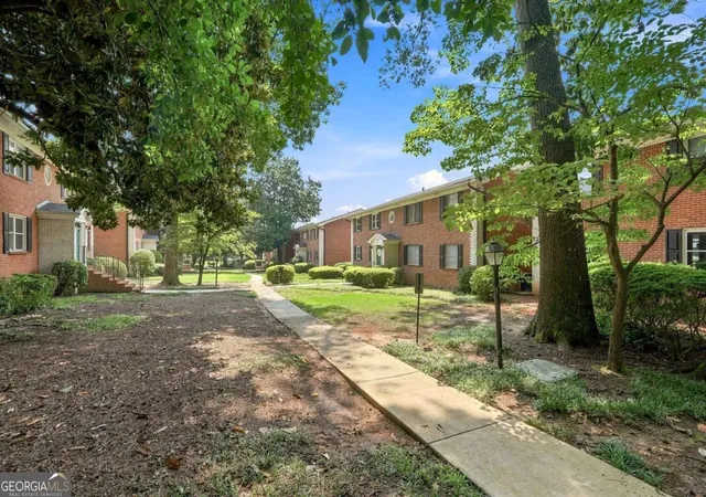 Photo 3 of Townhouse for sale at 4282 Roswell Rd NE #E2, Atlanta, GA 30342 | MLS# 10821591 | Listing updated on 2026-08-21
