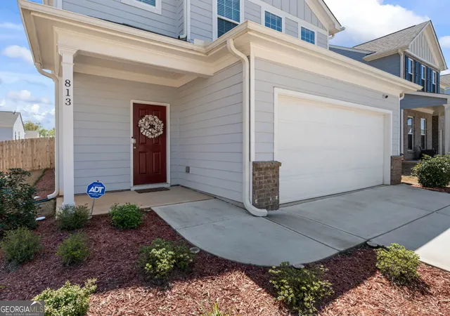 Photo 3 of Single family home for sale at 813 Royal Red Ct, Mcdonough, GA 30253 | MLS# 10828598 | Listing updated on 2026-08-30