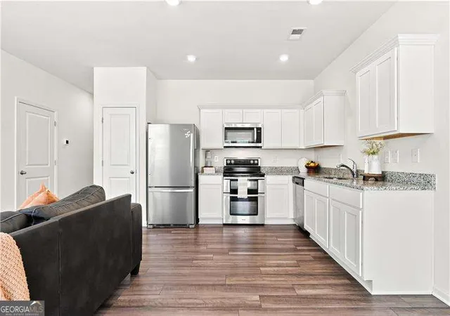 Photo 3 of Townhouse for sale at 1052 Paddington Dr, Cartersville, GA 30120 | MLS# 10819813 | Listing updated on 2026-09-23