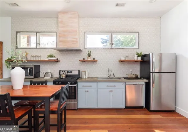 Photo 4 of Sale Pending at 133 Arcadia Cir NW, Atlanta, GA 30314 | MLS# 10828512 | Listing updated on 2026-09-14