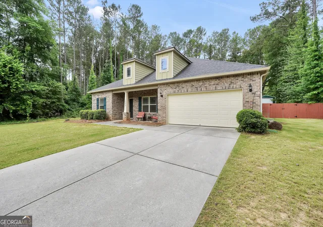 Photo 3 of Single family home for sale at 1002 Yorkshire Dr, Griffin, GA 30223 | MLS# 10836928 | Listing updated on 2026-09-15