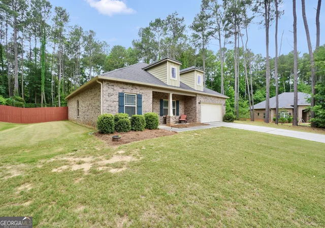 Photo 3 of Single family home for sale at 1002 Yorkshire Dr, Griffin, GA 30223 | MLS# 10836928 | Listing updated on 2026-09-15