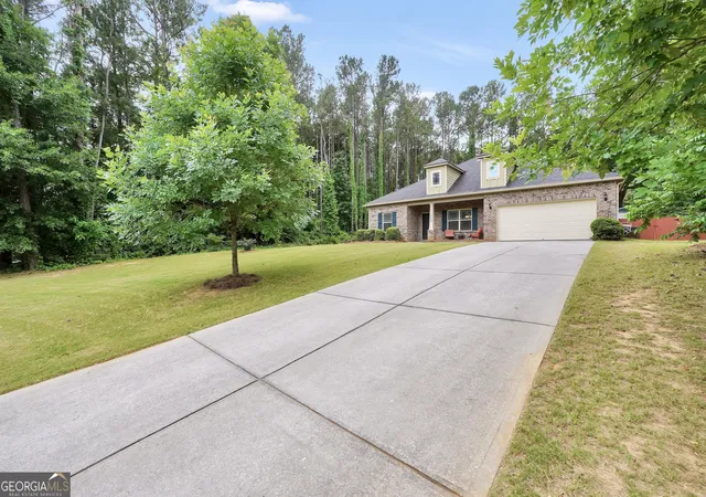 Photo 4 of Single family home for sale at 1002 Yorkshire Dr, Griffin, GA 30223 | MLS# 10836928 | Listing updated on 2026-09-15