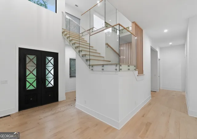 Photo 3 of Mansion for sale at 5285 Mount Vernon Pkwy, Sandy Springs, GA 30327 | MLS# 10791154 | Listing updated on 2026-09-21