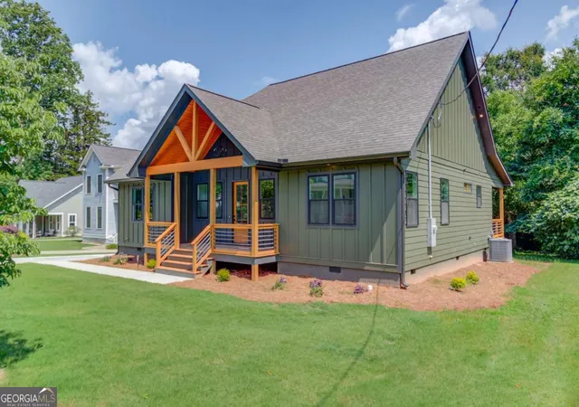 Photo 3 of Single family home for sale at 195 Elm St, Jefferson, GA 30549 | MLS# 10824860 | Listing updated on 2026-10-27