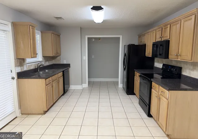 Photo 4 of Single family home for sale at 110 Gailey Ct, Warner Robins, GA 31088 | MLS# 10832868 | Listing updated on 2026-09-17
