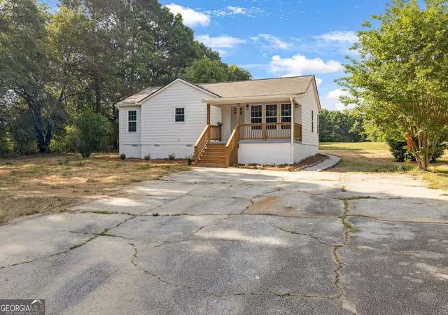 Photo 3 of Sale Pending at 3460 Ne Zingara Rd, Conyers, GA 30012 | MLS# 10742911 | Listing updated on 2026-08-31