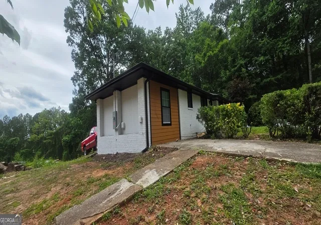 Photo 3 of Sale Pending at 4916 Campbellton Rd SW, Atlanta, GA 30331 | MLS# 10541787 | Listing updated on 2026-08-14