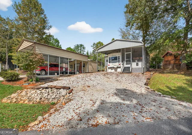 Photo 3 of Single family home for sale at 421 Newbury Cir, Westminster, SC 29693 | MLS# 10811476 | Listing updated on 2026-09-21