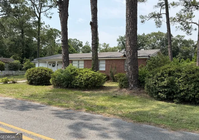 Photo 3 of Single family home for sale at 135 Morgan St, Waycross, GA 31501 | MLS# 10815019 | Listing updated on 2026-08-12