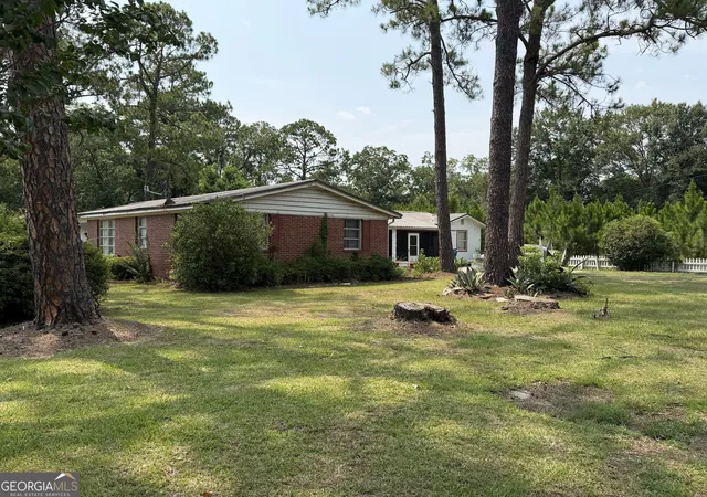 Photo 4 of Single family home for sale at 135 Morgan St, Waycross, GA 31501 | MLS# 10815019 | Listing updated on 2026-08-12
