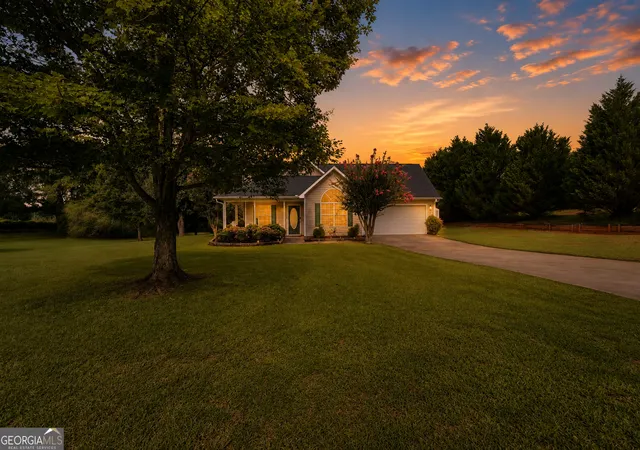 3rd image of 1130 Larkspur Dr, Locust Grove, GA 30248 | MLS# 10815687