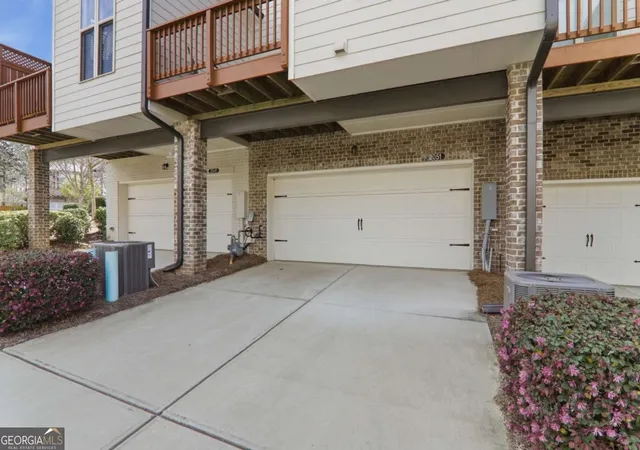 Photo 3 of Townhouse for sale at 2051 Glenview Park Cir, Duluth, GA 30097 | MLS# 10719535 | Listing updated on 2026-09-17