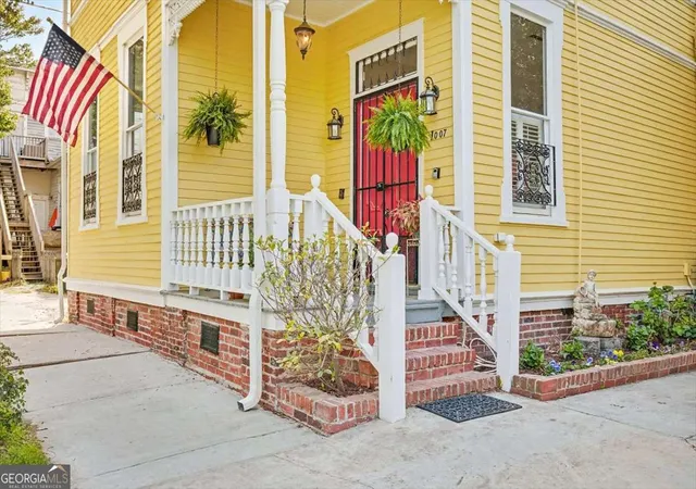Photo 1 of Single family home for sale at 1007 Lincoln St, Savannah, GA 31401 | MLS# 10807570 | Listing updated on 2026-08-11