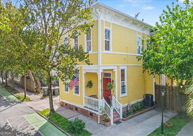 Photo 4 of Single family home for sale at 1007 Lincoln St, Savannah, GA 31401 | MLS# 10807570 | Listing updated on 2026-08-11