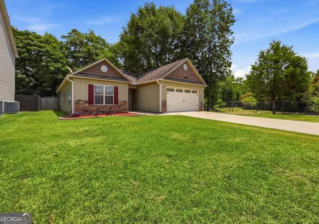 Homes for sale in Phenix City, AL | 2802 Nancy Dr, Phenix City, AL 36870 | MLS# 10804118
