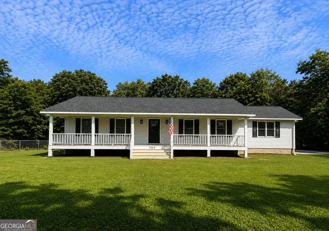 Single family home for sale at 1469 Main St, Comer, GA 30629 | MLS# 10822727