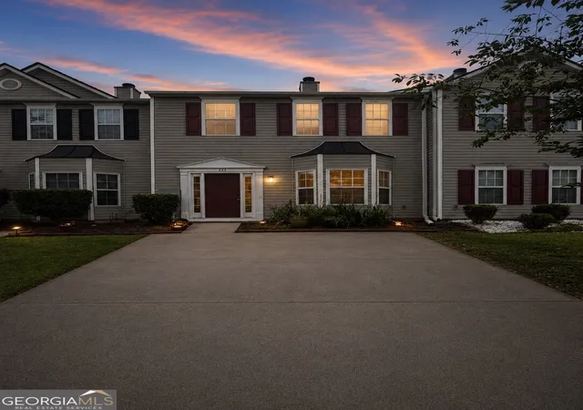 Townhouse for sale at 133 Benfield Cir, Cartersville, GA 30121 | MLS# 10808380
