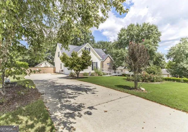 Photo 3 of Sale Pending at 250 Natchez Tr, Macon, GA 31216 | MLS# 10836832 | Listing updated on 2026-09-04