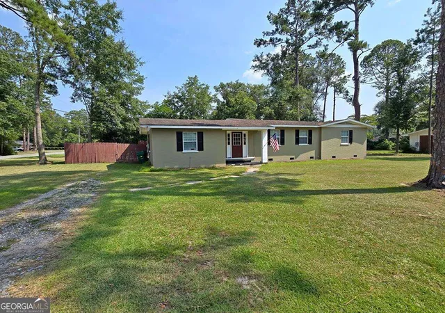 Photo 3 of Single family home for sale at 601 Azalea Cir, Valdosta, GA 31602 | MLS# 10815824 | Listing updated on 2026-09-12