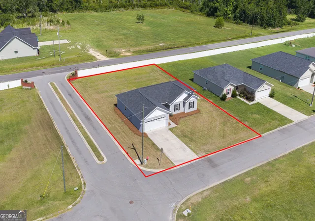 3rd image of 686 Lakeside Cir, Baxley, GA 31513 | MLS# 10812815