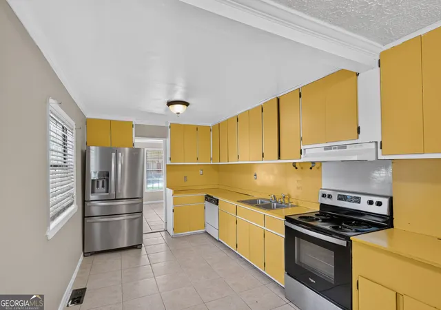 Photo 4 of Single family home for sale at 2229 Lee St, Brunswick, GA 31520 | MLS# 10824172 | Listing updated on 2026-08-26