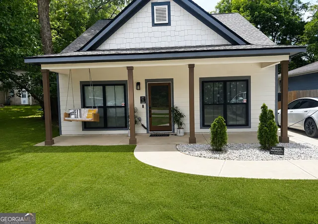 1st image of 824 W Broad St, Griffin, GA 30223 | MLS# 10780813